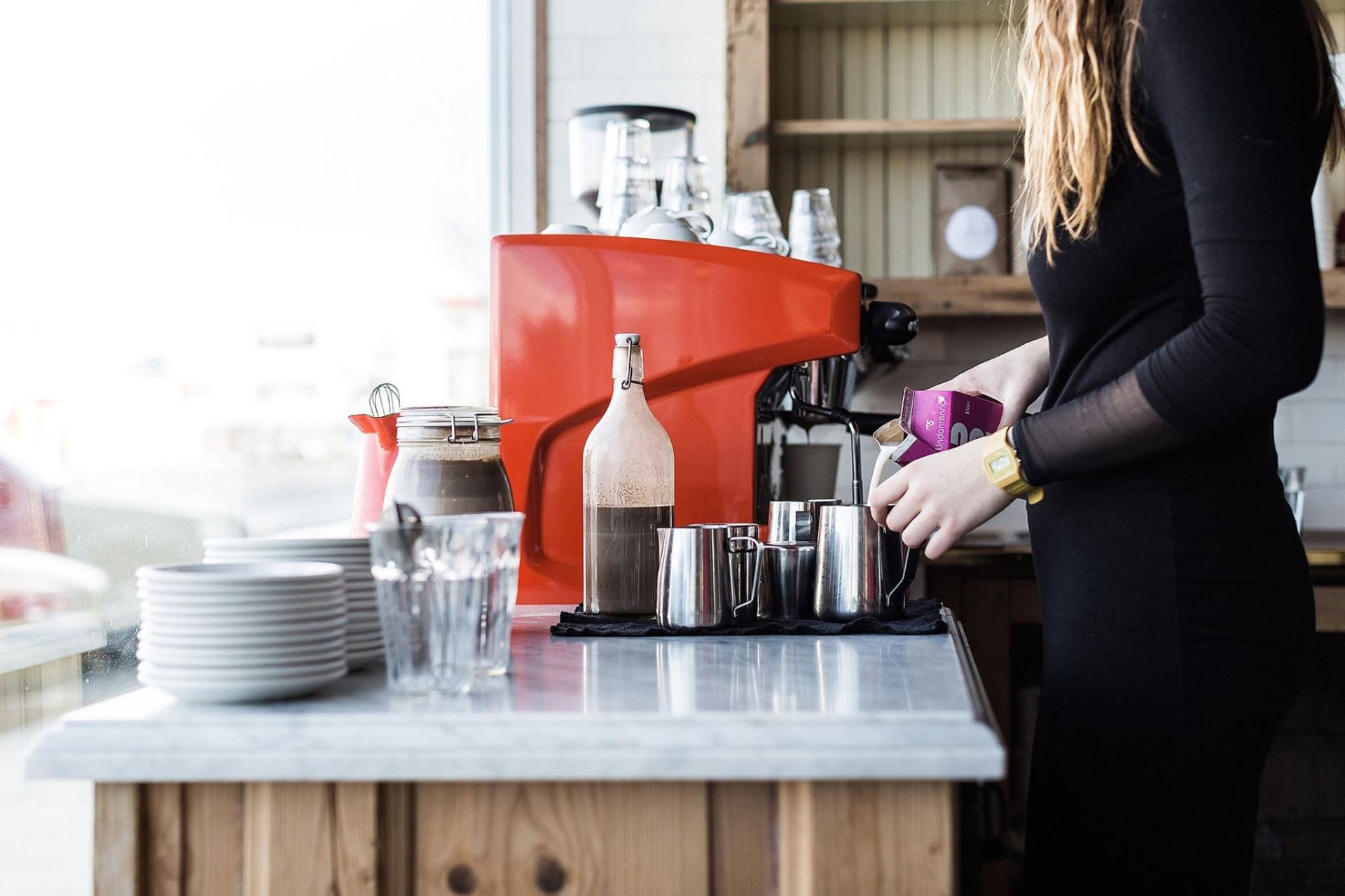 Barista við espressóvélina